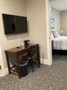 Μια τηλεόραση ή/και κέντρο ψυχαγωγίας στο Country Squire Inn and Suites