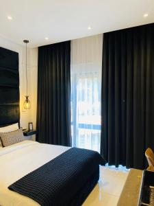 Ένα ή περισσότερα κρεβάτια σε δωμάτιο στο The Monochrome Apartment 209 - Urban Chic Escape - Open Plan Bathroom with Bathtub