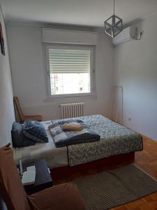 sypialnia z łóżkiem i oknem w obiekcie Sobe AURORA Nehruova 82 w Belgradzie