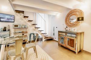 Un comedor con una mesa y una escalera. en Trastevere Stars, en Roma