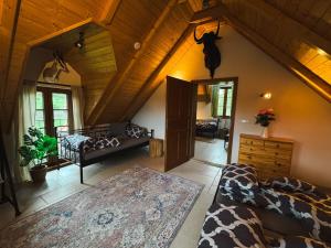 a living room with a couch and a table at Stylová Lodge s vlastním koupáním, krbem & Netflix in Varvažov +86 photos