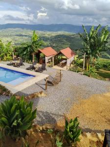 ein Bild von einem Haus mit einem Swimmingpool in der Unterkunft Gran Vista Glamping Curití in Curití + 69 Fotos