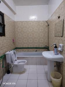 une salle de bain avec toilettes et lavabo dans l'établissement Adem Cozy Home, à Abu Dhabi 29 autres photos