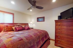 Postel nebo postele na pokoji v ubytování Timber Falls #402 + 12 fotografií