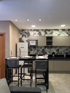Η κουζίνα ή μικρή κουζίνα στο Flat Suécia Piscina e Conforto