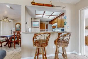 een keuken en eetkamer met een tafel en stoelen bij Marlin Arms Condominiums #9 in South Padre Island