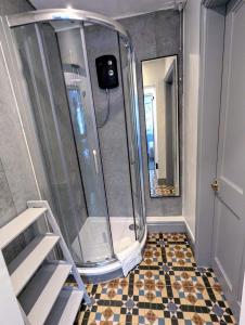 baño con ducha y suelo de baldosa. en Private Ensuite Room, en Nantwich