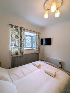 Un dormitorio con una cama grande con dos toallas encima. en Private Ensuite Room, en Nantwich