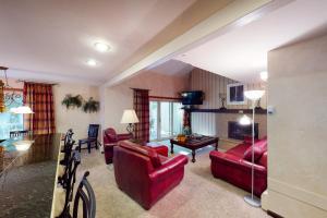 een woonkamer met rode banken en een tafel bij Creekside East 1 in Mid Vail