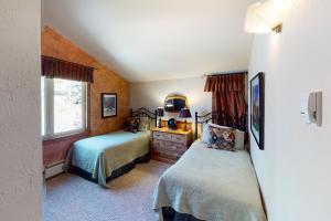 een slaapkamer met twee bedden en een raam bij Creekside East 1 in Mid Vail