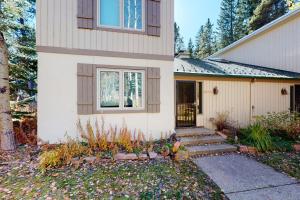 een huis met een pad naar de voordeur bij Creekside East 1 in Mid Vail