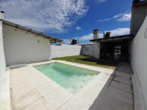 a swimming pool in the courtyard of a house at La Casa de Don Fermín in Federación