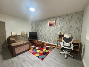 Телевизор и/или развлекательный центр в Green Road Haven - Cozy Retreat in Dudley