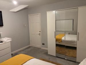 Postel nebo postele na pokoji v ubytování 4 Bed House-Sleeps 7-Free Parking