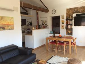 a living room with a table and a kitchen at Mirador de Proacina - Senda del Oso 