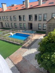 an overhead view of a building with a swimming pool at Pegadas no mar in Ribeira