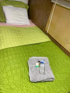 - Botella de agua y toalla en la cama en Affordable Rooms in RV Trailer, en Los Ángeles 11 fotos más