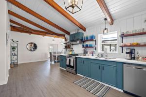 Η κουζίνα ή μικρή κουζίνα στο Vacation home with private pool and game room, minutes from the beach