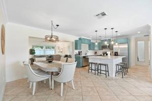Una cocina y un comedor con mesa y sillas. en Luxury Getaway In Naples Pool Elegant Remodel, en Naples