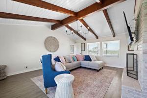 Χώρος καθιστικού στο Vacation home with private pool and game room, minutes from the beach