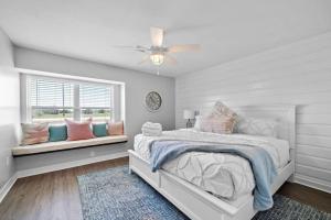 Ένα ή περισσότερα κρεβάτια σε δωμάτιο στο Vacation home with private pool and game room, minutes from the beach +63 φωτογραφίες