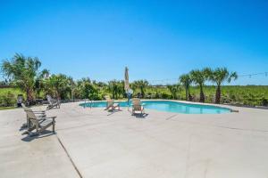 Πισίνα στο ή κοντά στο Vacation home with private pool and game room, minutes from the beach