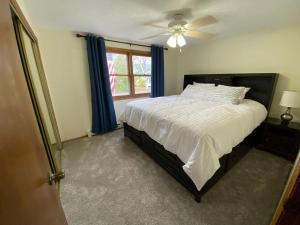 Un dormitorio con una cama grande con ventilador de techo. en Alaskana - Walk to Downtown, 3 Bedroom Upper Apt, en Slaterville