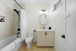 Un baño blanco con inodoro y lavabo. en Eleanor Suite, en Walla Walla