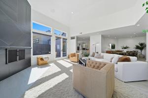 ワラワラにあるVineyard Main House -10 acre Vineyardの白いソファとテレビのあるリビングルーム