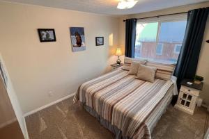 Un dormitorio con una cama y una ventana grande. en Wild Alaskan 3 Bd Upper Apt Close to downtown, en Slaterville
