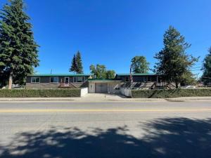 ein Haus am Straßenrand in der Unterkunft Colorful Studio, near downtown, walk to shopping in Slaterville