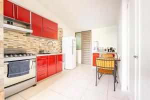 Η κουζίνα ή μικρή κουζίνα στο Loft lujo estilo y diseño, alberca climatizada y cama de alberca, Cuernavaca somos los únicos en ofrecerte 2 jacuzzis para tu uso personal y exclusivo con agua caliente y sistema de hidromasaje tipo Spa, terraza privada y asador de carbon