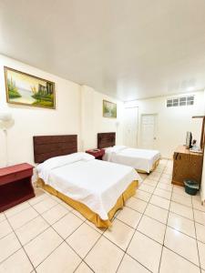a hotel room with two beds and a tv at Hotel Continental Plaza in San Miguel +42 photos