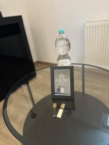 een fles water op een glazen tafel bij Pendler Montagewohnung Kandern, Lörrach, Basel D,CH, FR 