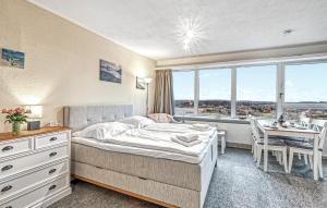 Un dormitorio con una cama, un escritorio y una mesa. en Gorgeous Apartment In Schleswig, en Busdorf