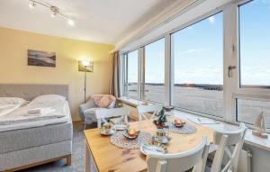 Una habitación con una mesa y sillas y un dormitorio. en Gorgeous Apartment In Schleswig, en Busdorf 14 fotos más