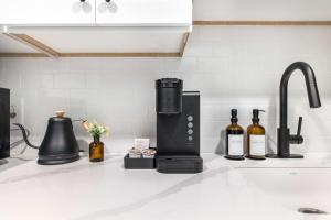 eine Kaffeemaschine und Weinflaschen auf einer Küchentheke in der Unterkunft Accessible Comfort Near Atrium & Downtown Macon in Macon + 5 Fotos