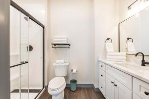 Et badeværelse på Spacious Family Stay Near Downtown Macon