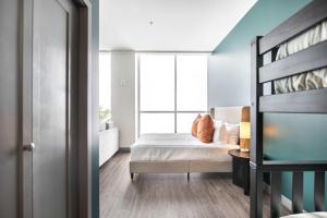 En eller flere senge i et værelse på Spacious Family Stay Near Downtown Macon