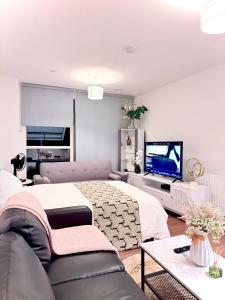 TV a/nebo společenská místnost v ubytování Kidbrooke station Greenwich studio flat near O2 & London Bridge