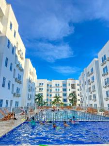 - un groupe de personnes dans la piscine d'un hôtel dans l'établissement Azul Caribe 104, à Coveñas