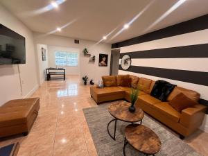 Гостиная зона в Miami Cozy Home Next to Beach & Aventura Mall