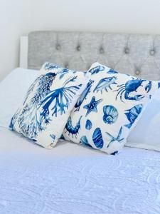 - 2 oreillers bleus et blancs sur un lit dans l'établissement Lago Caribe 302, à Coveñas