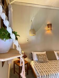 a room with a bed and a table and lights at Casa Nativa Tatajuba in Camocim