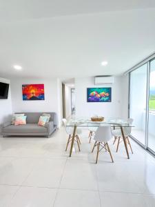 un salon avec une table et un canapé dans l'établissement Lago Caribe 302, à Coveñas