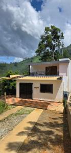 バルボサにあるCasa Campestre Taraの大白い家