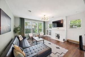 TV a/nebo společenská místnost v ubytování Stylish Historic Home Near Bishop Arts 5 min