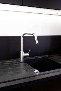 un lavandino con rubinetto in cucina di Les Jardins de La Cité 60m2 et parking gratuit a Digione