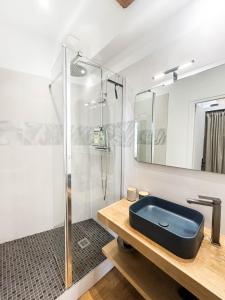 un bagno con un lavandino blu e una doccia di Les Jardins de La Cité 60m2 et parking gratuit a Digione