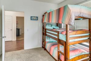 リオランチョにあるEasy ABQ Access Large Family Home with Patio and Yardの廊下のある部屋の二段ベッド2台